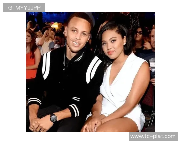 库嫂阿耶莎分享与库里甜蜜约会照，浪漫时刻定格在阳光下的温馨瞬间